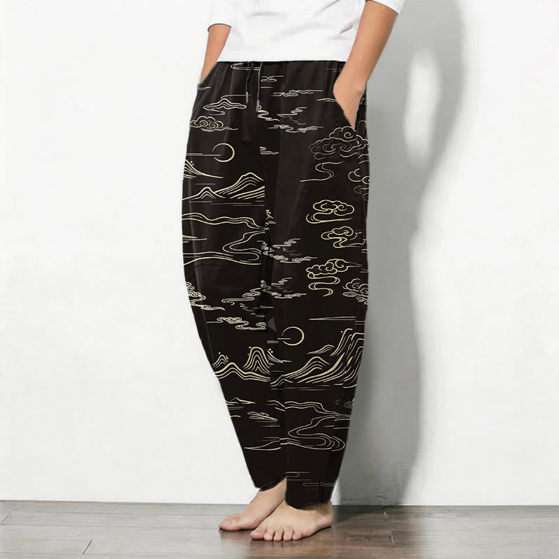 Buddha Stones Pantaloni da uomo affusolati con coulisse e tasche, in puro cotone, con motivo nuvole, montagne e onde. - image 1