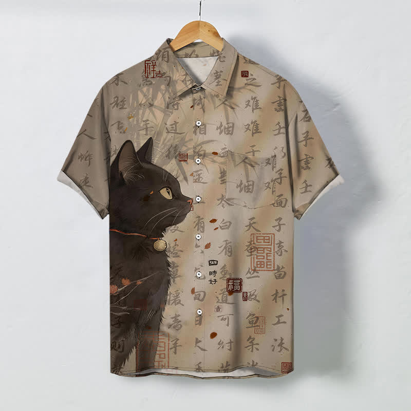 Buddha Stones Camicia da uomo a maniche corte traspirante con bottoni e motivo a sigillo con calligrafia di gatto nero. - Tan - US/UK/AU48, EU58 (4XL) - image 0