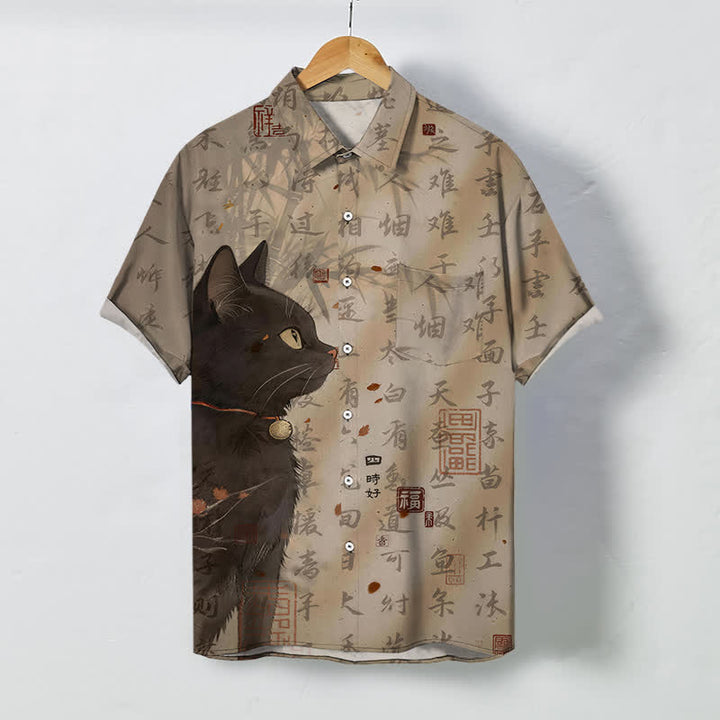 Buddha Stones Camicia da uomo a maniche corte traspirante con bottoni e motivo a sigillo con calligrafia di gatto nero. - Tan - US/UK/AU48, EU58 (4XL) - image 0