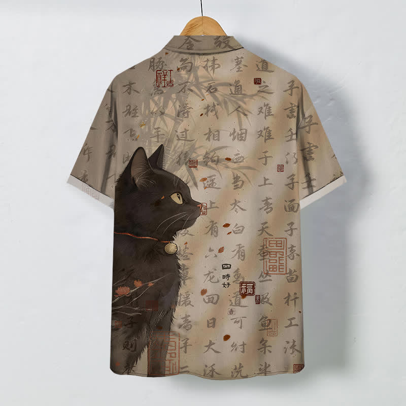 Buddha Stones Camicia da uomo a maniche corte traspirante con bottoni e motivo a sigillo con calligrafia di gatto nero. - image 1