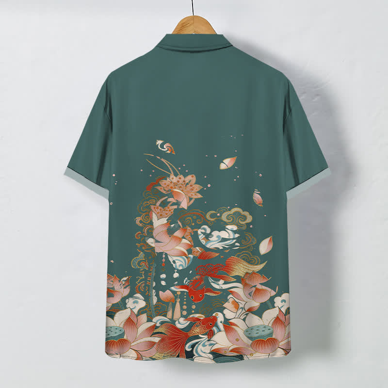 Buddha Stones Camicia da uomo a maniche corte traspirante con bottoni e motivo a onde e nuvole, con stampa di loto e koi. - image 1