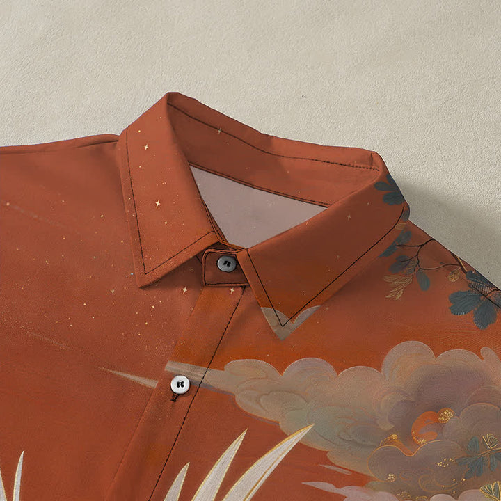 Buddha Stones Camicia da uomo a maniche corte traspirante con stampa di gru volante, nuvole, onde e fiori bianchi. - image 2