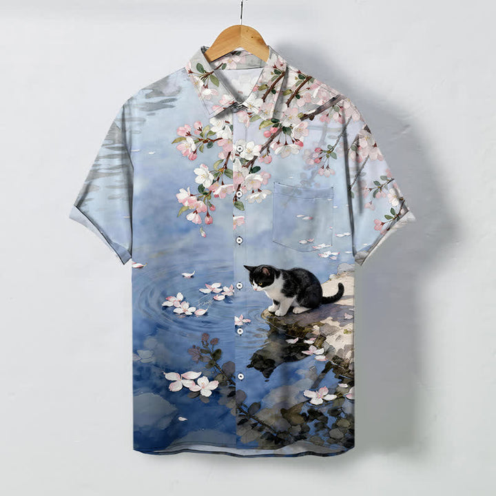 Buddha Stones Camicia da uomo a maniche corte con bottoni, motivo gatto in fiore di ciliegio e riva del fiume, resistente alle pieghe. - Azzurro chiaro - US/UK/AU48, EU58 (4XL) - image 0