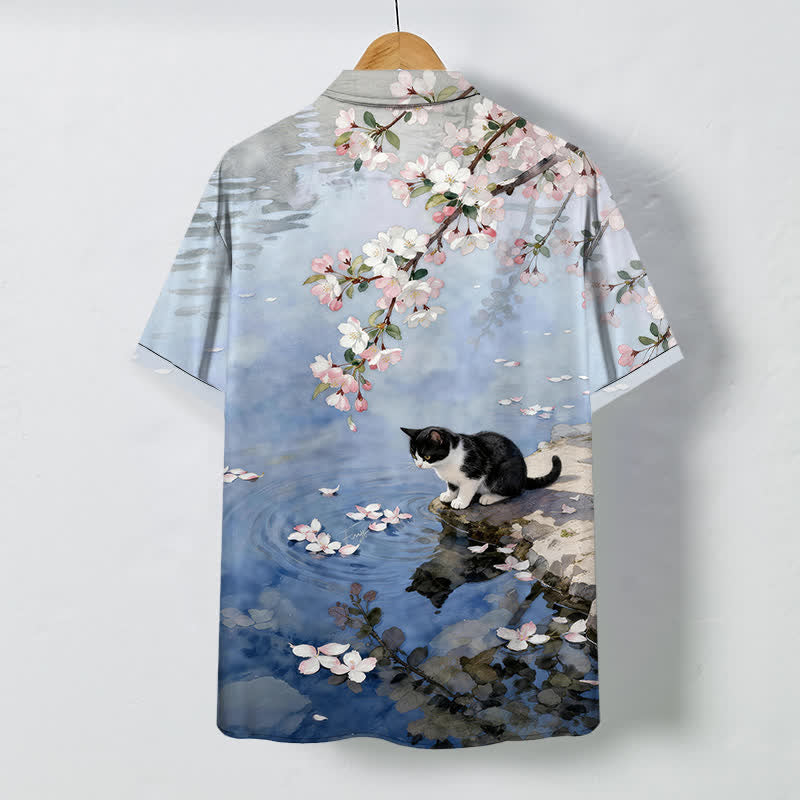 Buddha Stones Camicia da uomo a maniche corte con bottoni, motivo gatto in fiore di ciliegio e riva del fiume, resistente alle pieghe. - image 1
