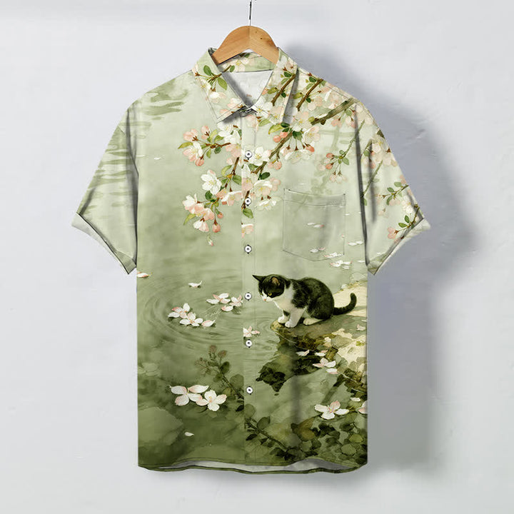 Buddha Stones Camicia da uomo a maniche corte con bottoni, motivo gatto in fiore di ciliegio e riva del fiume, resistente alle pieghe. - Verde pallido - US/UK/AU48, EU58 (4XL) - image 7