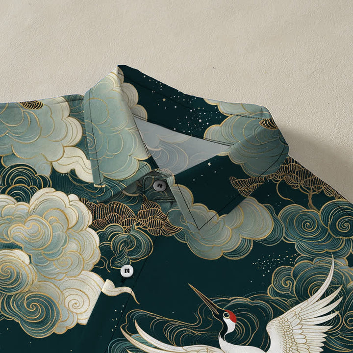 Buddha Stones Camicia da uomo a maniche corte traspirante con stampa di gru dalla corona rossa, nuvole bianche dorate e motivo a onde, bottoni. - image 2