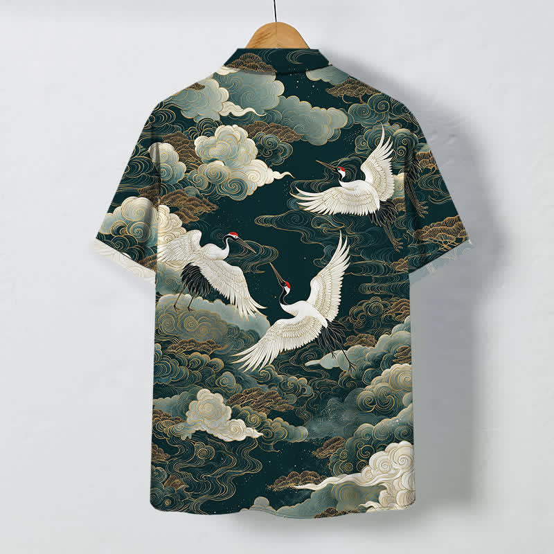 Buddha Stones Camicia da uomo a maniche corte traspirante con stampa di gru dalla corona rossa, nuvole bianche dorate e motivo a onde, bottoni. - image 1