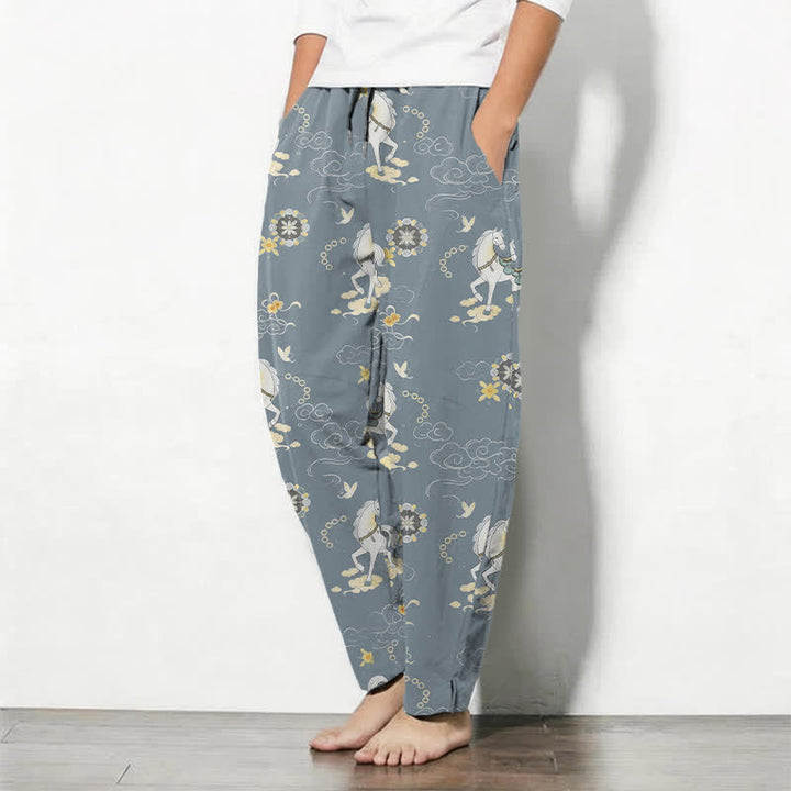 Buddha Stones Pantaloni da uomo affusolati in puro cotone bianco con motivo cavalli, nuvole e fiori, con coulisse e tasche. - image 1