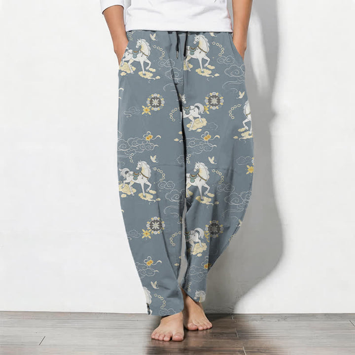Buddha Stones Pantaloni da uomo affusolati in puro cotone bianco con motivo cavalli, nuvole e fiori, con coulisse e tasche. - Blu acciaio chiaro - US/UK/AU50, EU60 (5XL) - image 0
