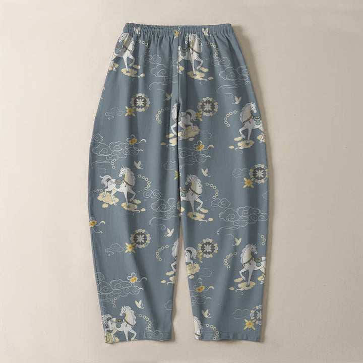 Buddha Stones Pantaloni da uomo affusolati in puro cotone bianco con motivo cavalli, nuvole e fiori, con coulisse e tasche. - image 3