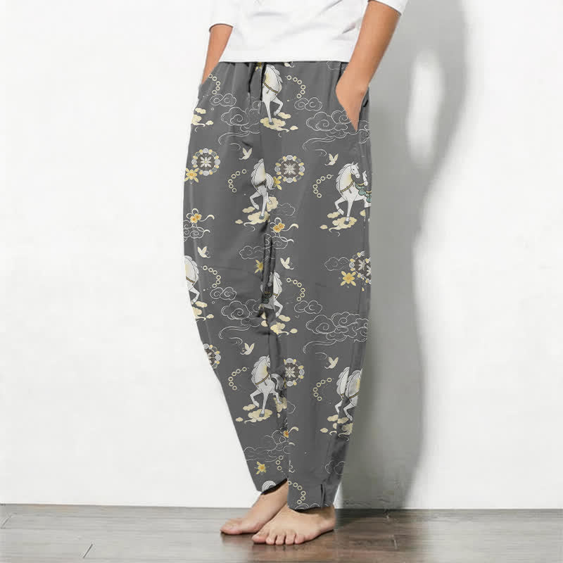 Buddha Stones Pantaloni da uomo affusolati in puro cotone bianco con motivo cavalli, nuvole e fiori, con coulisse e tasche. - image 8