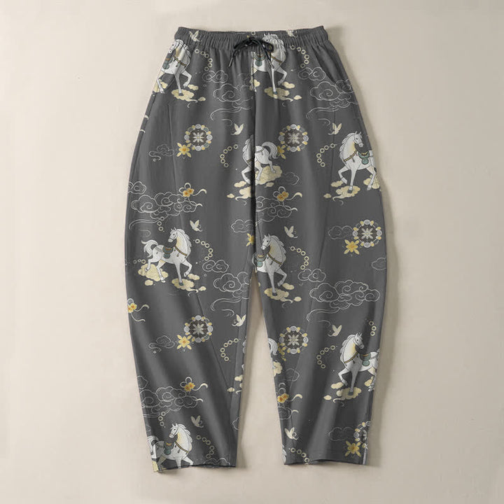 Buddha Stones Pantaloni da uomo affusolati in puro cotone bianco con motivo cavalli, nuvole e fiori, con coulisse e tasche. - image 9