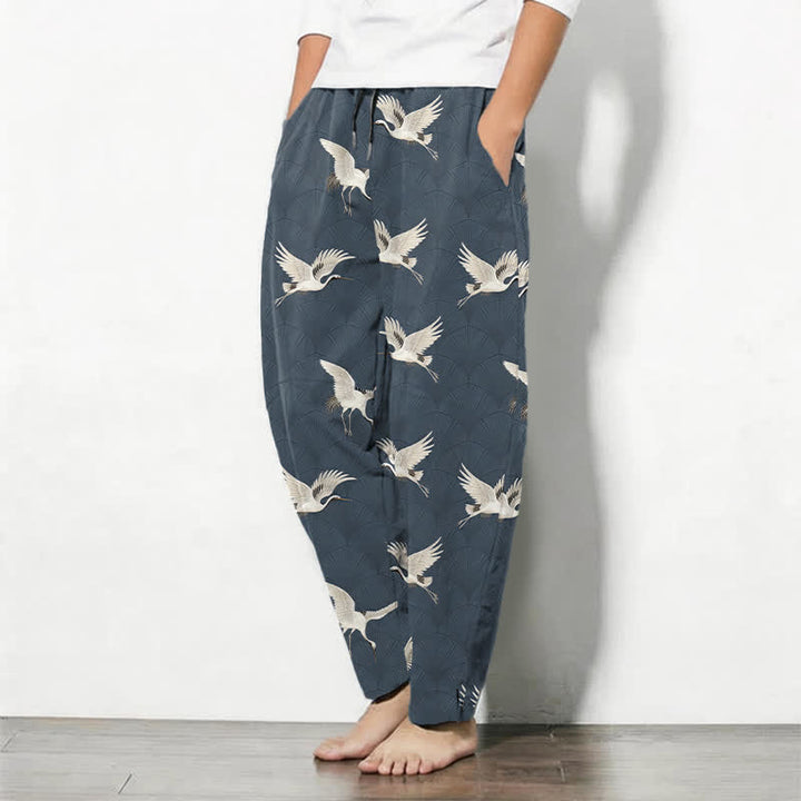 Buddha Stones Pantaloni da uomo affusolati in puro cotone con motivo gru volanti bianche e coulisse, con tasche. - image 1