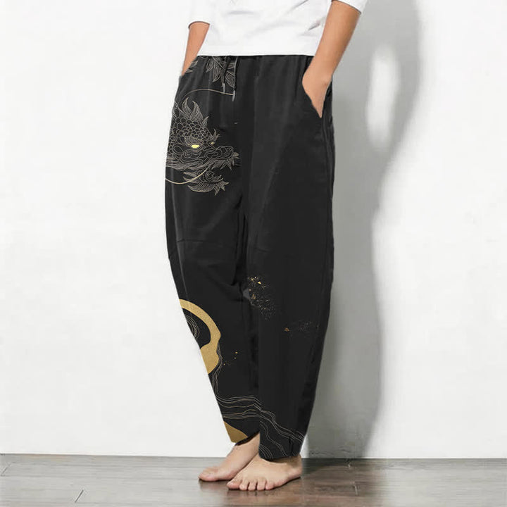 Buddha Stones Pantaloni da uomo affusolati con coulisse e tasche, in puro cotone, con motivo a onde e nuvole di drago dorato. - image 1