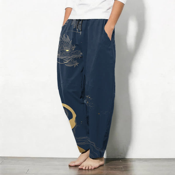 Buddha Stones Pantaloni da uomo affusolati con coulisse e tasche, in puro cotone, con motivo a onde e nuvole di drago dorato. - image 8