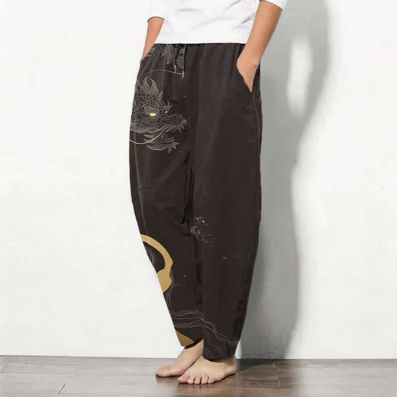 Buddha Stones Pantaloni da uomo affusolati con coulisse e tasche, in puro cotone, con motivo a onde e nuvole di drago dorato. - image 12