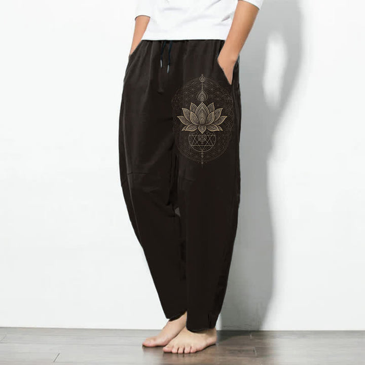 Buddha Stones Pantaloni da uomo affusolati con coulisse e tasche, in puro cotone, con motivo geometrico a mandala di loto. - image 1
