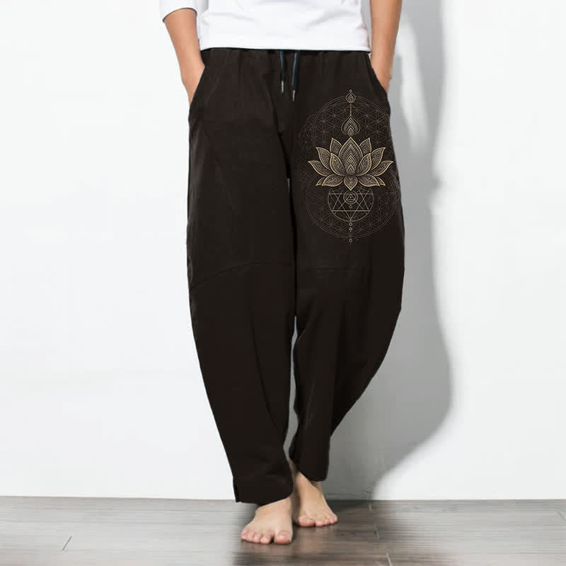 Buddha Stones Pantaloni da uomo affusolati con coulisse e tasche, in puro cotone, con motivo geometrico a mandala di loto. - Nero - US/UK/AU50, EU60 (5XL) - image 0