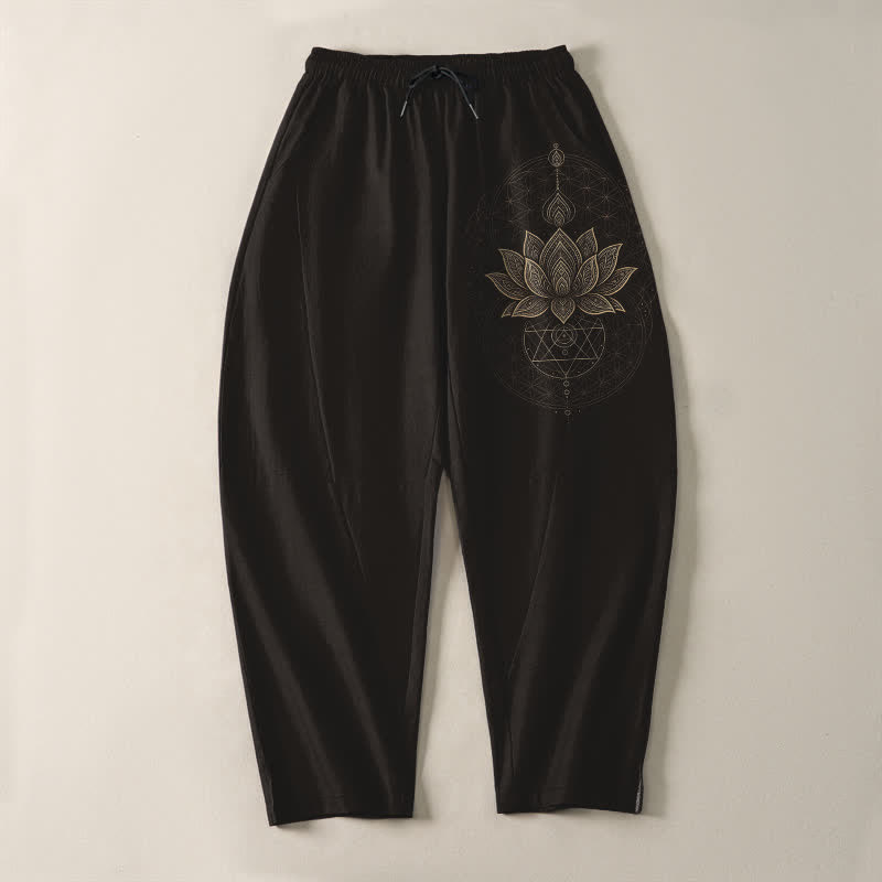 Buddha Stones Pantaloni da uomo affusolati con coulisse e tasche, in puro cotone, con motivo geometrico a mandala di loto. - image 2