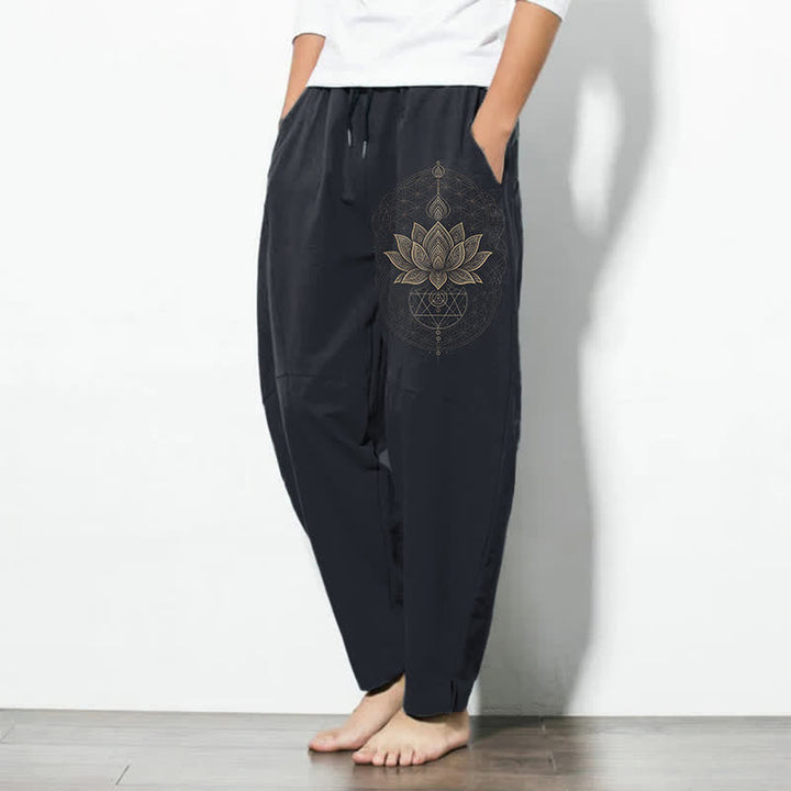 Buddha Stones Pantaloni da uomo affusolati con coulisse e tasche, in puro cotone, con motivo geometrico a mandala di loto. - image 12