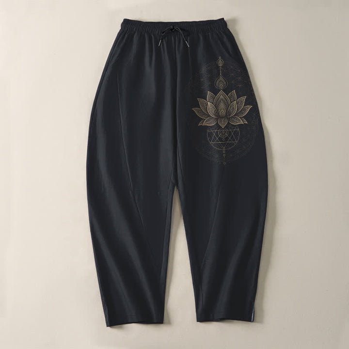 Buddha Stones Pantaloni da uomo affusolati con coulisse e tasche, in puro cotone, con motivo geometrico a mandala di loto. - image 13