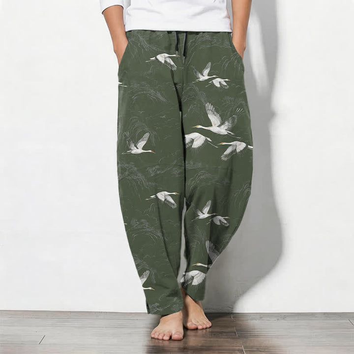 Buddha Stones Pantaloni da uomo affusolati in puro cotone bianco con motivo a gru e pino, con coulisse e tasche. - Verde oliva scuro - US/UK/AU50, EU60 (5XL) - image 7