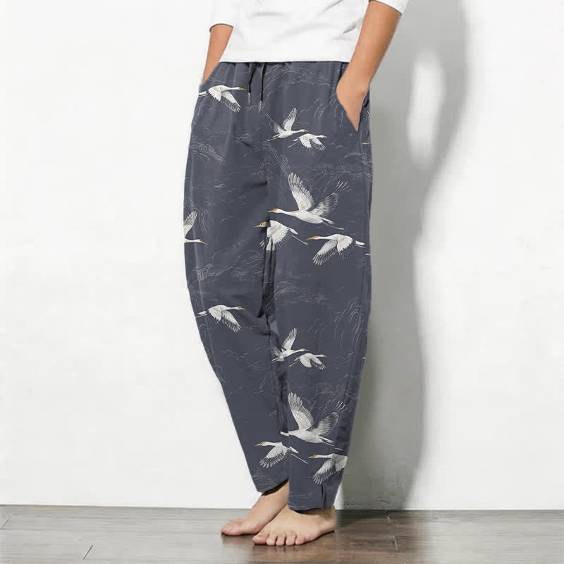 Buddha Stones Pantaloni da uomo affusolati in puro cotone bianco con motivo a gru e pino, con coulisse e tasche. - image 12