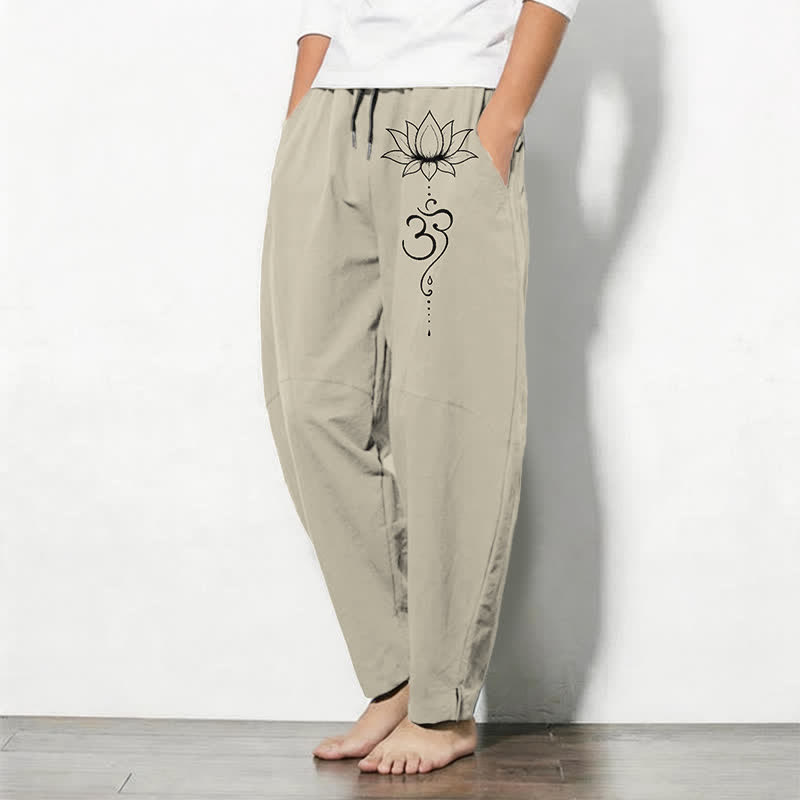 Buddha Stones Pantaloni da uomo affusolati in puro cotone con motivo loto Om e coulisse, con tasche. - image 1