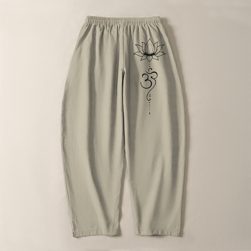 Buddha Stones Pantaloni da uomo affusolati in puro cotone con motivo loto Om e coulisse, con tasche. - image 3