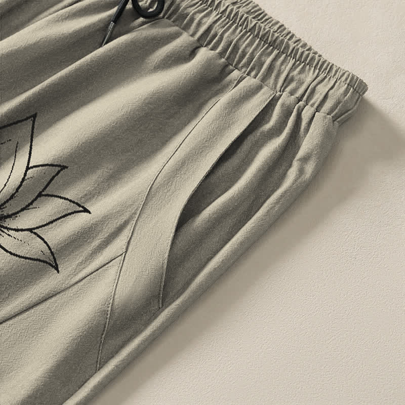 Buddha Stones Pantaloni da uomo affusolati in puro cotone con motivo loto Om e coulisse, con tasche. - image 4