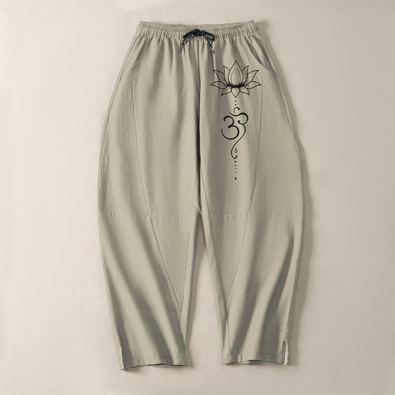 Buddha Stones Pantaloni da uomo affusolati in puro cotone con motivo loto Om e coulisse, con tasche. - image 2