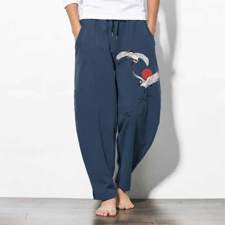 Buddha Stones Pantaloni da uomo affusolati con coulisse e tasche, in puro cotone, con motivo gru e sole rosso. - SteelBlue - US/UK/AU50, EU60 (5XL) - image 0
