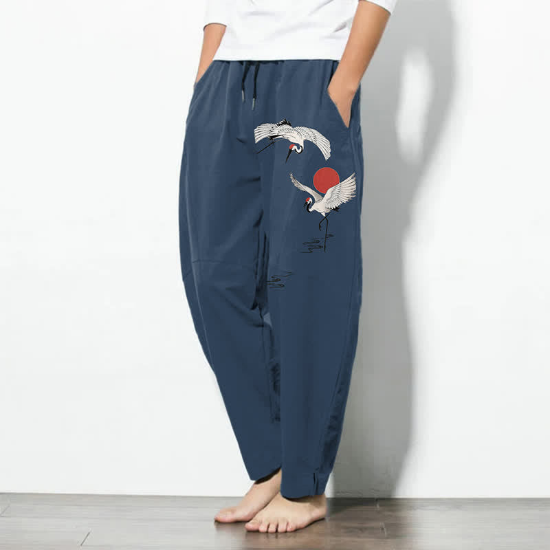 Buddha Stones Pantaloni da uomo affusolati con coulisse e tasche, in puro cotone, con motivo gru e sole rosso. - image 1