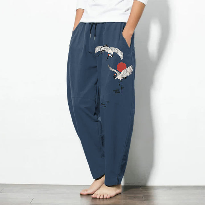 Buddha Stones Pantaloni da uomo affusolati con coulisse e tasche, in puro cotone, con motivo gru e sole rosso. - image 1