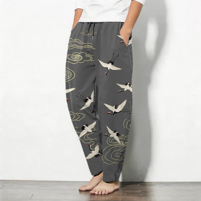 Buddha Stones Pantaloni da uomo affusolati con coulisse e tasche, in puro cotone bianco, con motivo gru coronate rosse e nuvole. - image 1