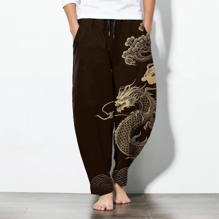Buddha Stones Pantaloni da uomo affusolati in puro cotone con motivo drago dorato e nuvole, con coulisse e tasche. - Marrone sella - US/UK/AU50, EU60 (5XL) - image 0