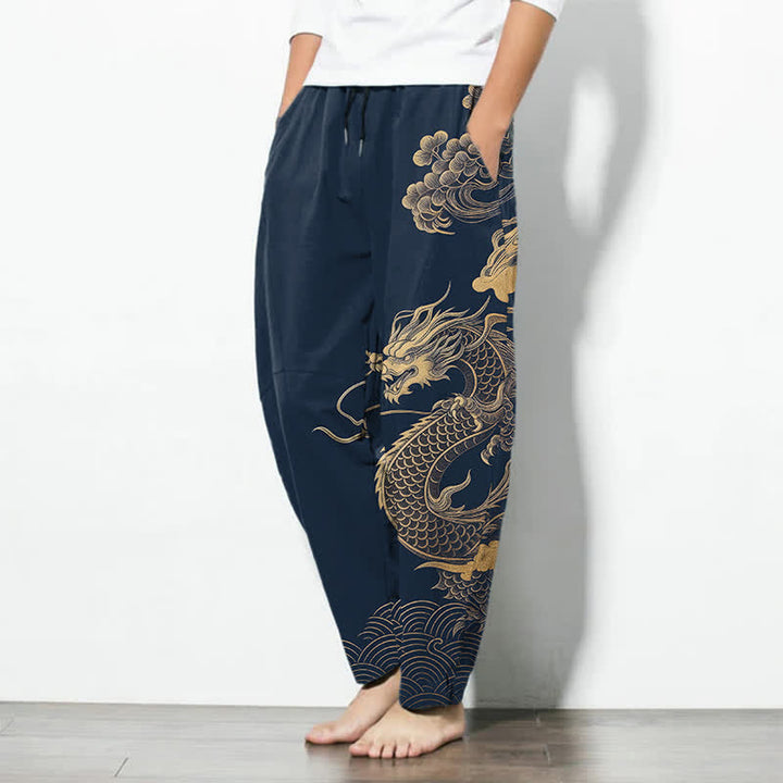 Buddha Stones Pantaloni da uomo affusolati in puro cotone con motivo drago dorato e nuvole, con coulisse e tasche. - image 12