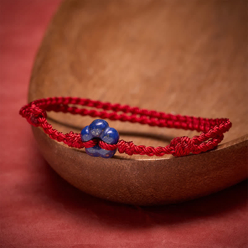 Buddha Stones Braccialetto portafortuna con fiori intrecciati a mano, lapislazzuli e cordino rosso. - image 3