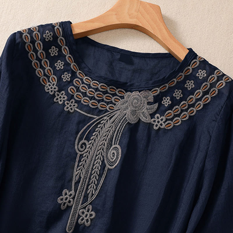 T-shirt da donna a maniche corte con scollo rotondo e ricamo floreale a tinta unita Buddha Stones. - image 2