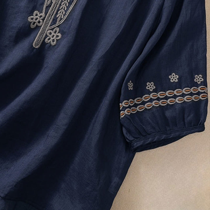 T-shirt da donna a maniche corte con scollo rotondo e ricamo floreale a tinta unita Buddha Stones. - image 3