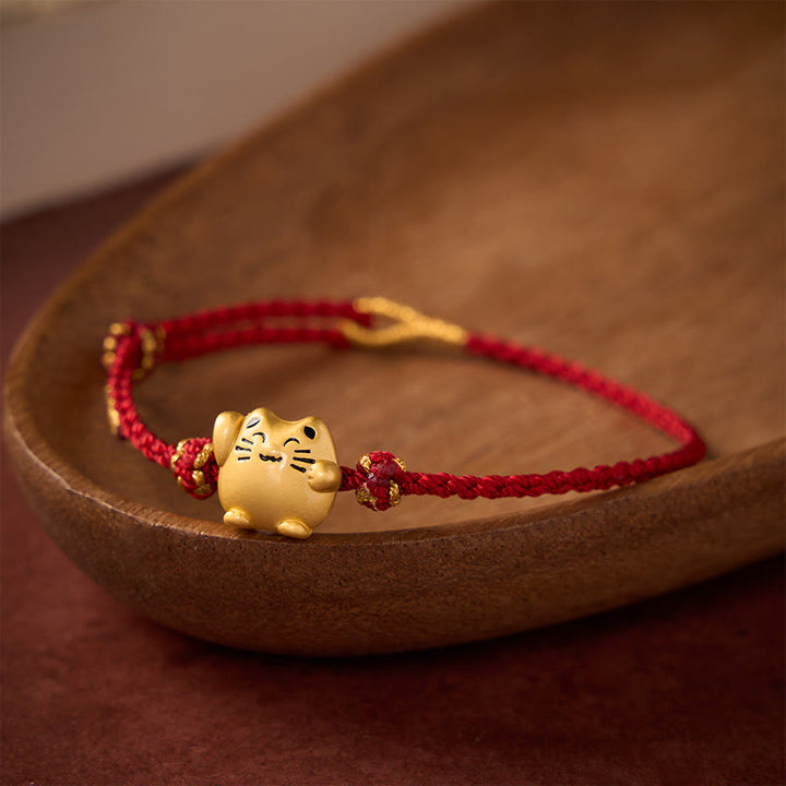 Buddha Stones Braccialetto energetico di protezione con gatto portafortuna in rame e filo rosso - Rosso scuro (circonferenza del polso 14–18 cm) - image 0