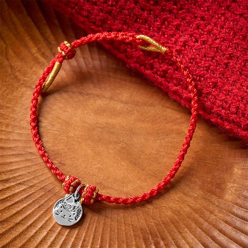 Buddha Stones Ciondolo rotondo in argento sterling 925 raffigurante un gattino che mangia un pesce, simbolo di prosperità, con cordino rosso e nero intrecciato. - image 2
