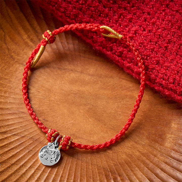 Buddha Stones Ciondolo rotondo in argento sterling 925 raffigurante un gattino che mangia un pesce, simbolo di prosperità, con cordino rosso e nero intrecciato. - image 2
