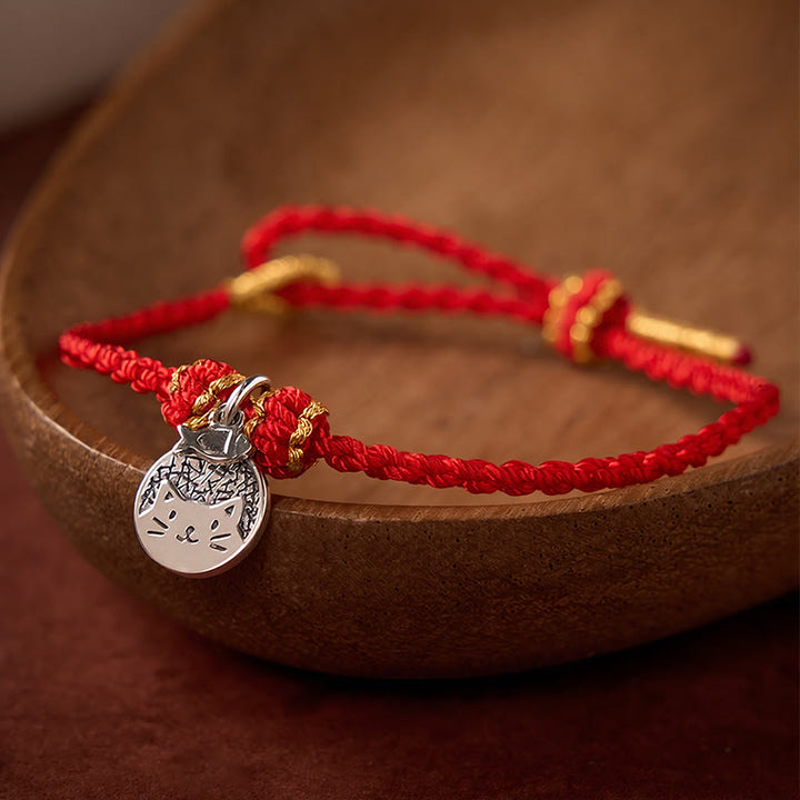 Buddha Stones Ciondolo rotondo in argento sterling 925 raffigurante un gattino che mangia un pesce, simbolo di prosperità, con cordino rosso e nero intrecciato. - image 1