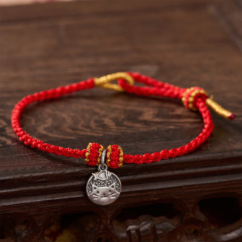 Buddha Stones Ciondolo rotondo in argento sterling 925 raffigurante un gattino che mangia un pesce, simbolo di prosperità, con cordino rosso e nero intrecciato. - Rosso (circonferenza del polso 14–18 cm) - image 0