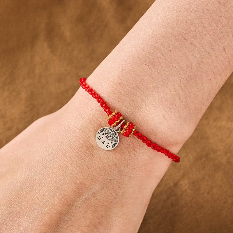 Buddha Stones Ciondolo rotondo in argento sterling 925 raffigurante un gattino che mangia un pesce, simbolo di prosperità, con cordino rosso e nero intrecciato. - image 8