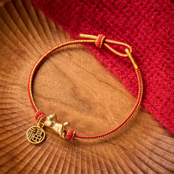 Buddha Stones Braccialetto portafortuna intrecciato a mano con cordino rosso rame raffigurante il personaggio del gatto Fu sdraiato. - Personaggio Cat&Fu (circonferenza del polso 15–18 cm) - image 0