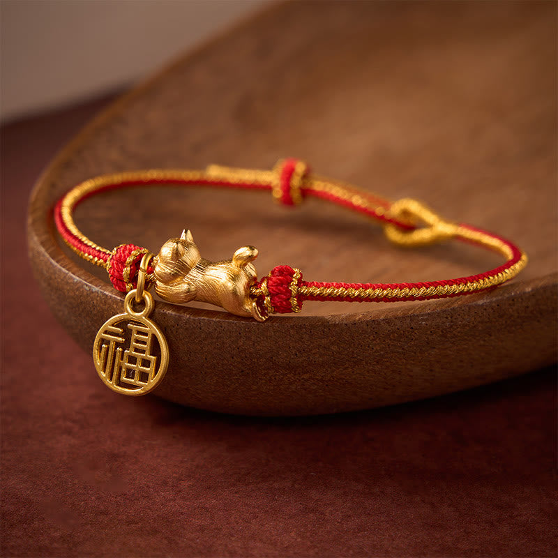 Buddha Stones Braccialetto portafortuna intrecciato a mano con cordino rosso rame raffigurante il personaggio del gatto Fu sdraiato. - image 1