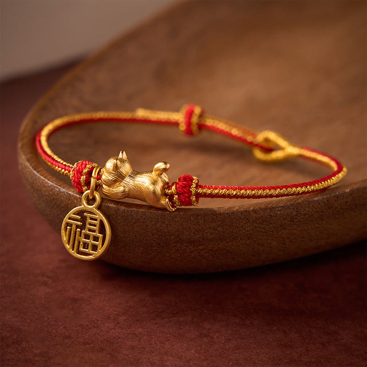 Buddha Stones Braccialetto portafortuna intrecciato a mano con cordino rosso rame raffigurante il personaggio del gatto Fu sdraiato. - image 1