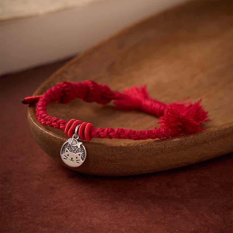 Buddha Stones Braccialetto regolabile in argento sterling 925 con grazioso gatto e pesce, protezione tibetana, con cordino rosso. - Rosso scuro (circonferenza del polso 14–17 cm) - image 0